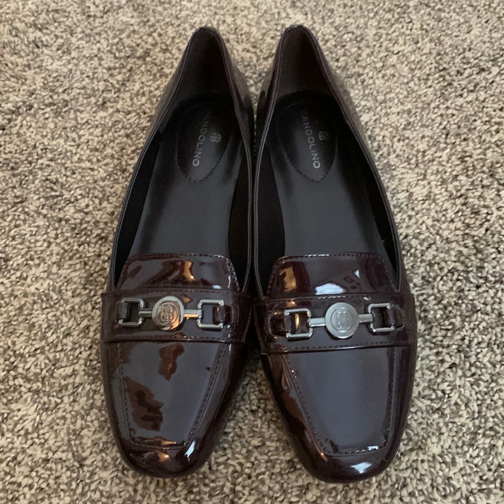 Bandolino patent leather loafer. Gently worn, like new. Slight scuffed bottoms.